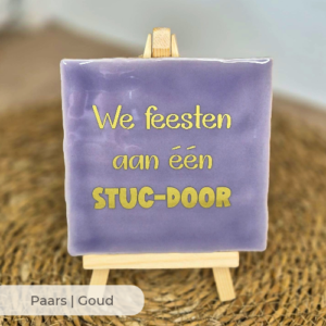 Tegeltje 'We feesten aan een stuc-door'