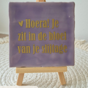Tegeltje 'Hoera! Je zit in de bloei van je slijtage'