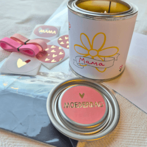 Alternative view of DIY cadeaublikje met handgemaakte sojakaars